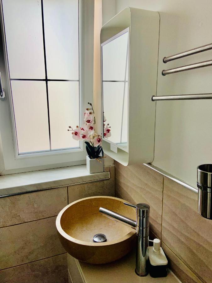 Апартаменты Beautiful Self Contained Studio Лондон Экстерьер фото